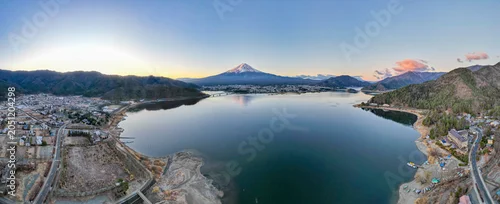 Panel kuchenny z motywem Wide angle aerial panorama of Mount Fuji and Lake Kawaguchiko at sunrise