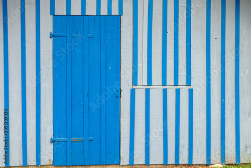 porte de cabane rayée bleu et blanche