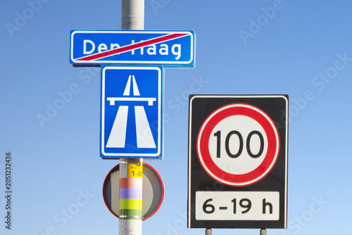 Foto Verkehrstafel, Raus aus der Stadt Den Haag in Richtung Autobahn