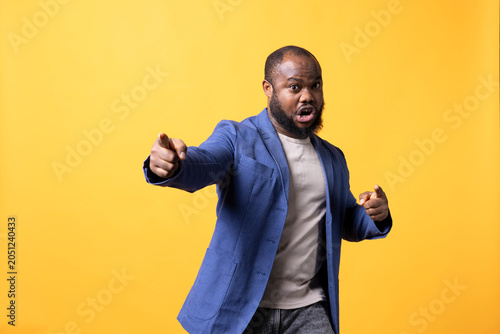 Canvastavla Portrait of African American motivational speaker holding monologue and gesturing with hands, isolated over studio background