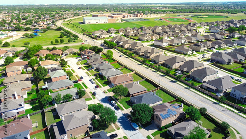 Foto School adjacent housing grid stretches across South Arlington, Texas near Mansfi