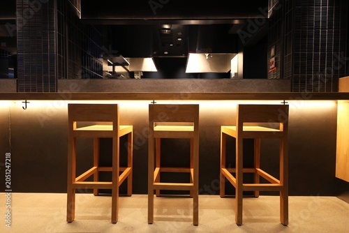 高級な日本料理店・鮨屋のカウンター	