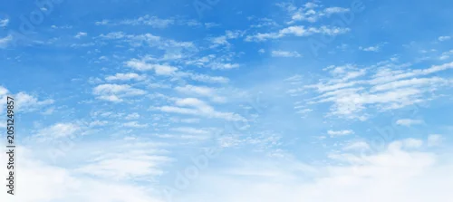Panel kuchenny z motywem Soft clouds drift across a bright blue sky