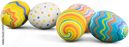 Foto Row of vibrantly painted Easter eggs with various patterns isolated on dark background