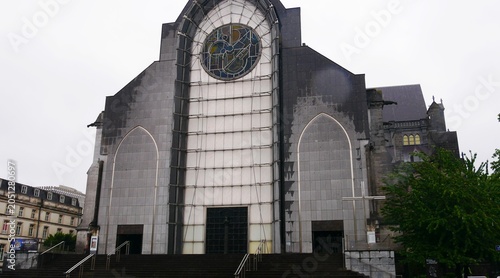 Foto Façade moderne de la cathédrale Notre-Dame de la Treille à Lille dans le Nord