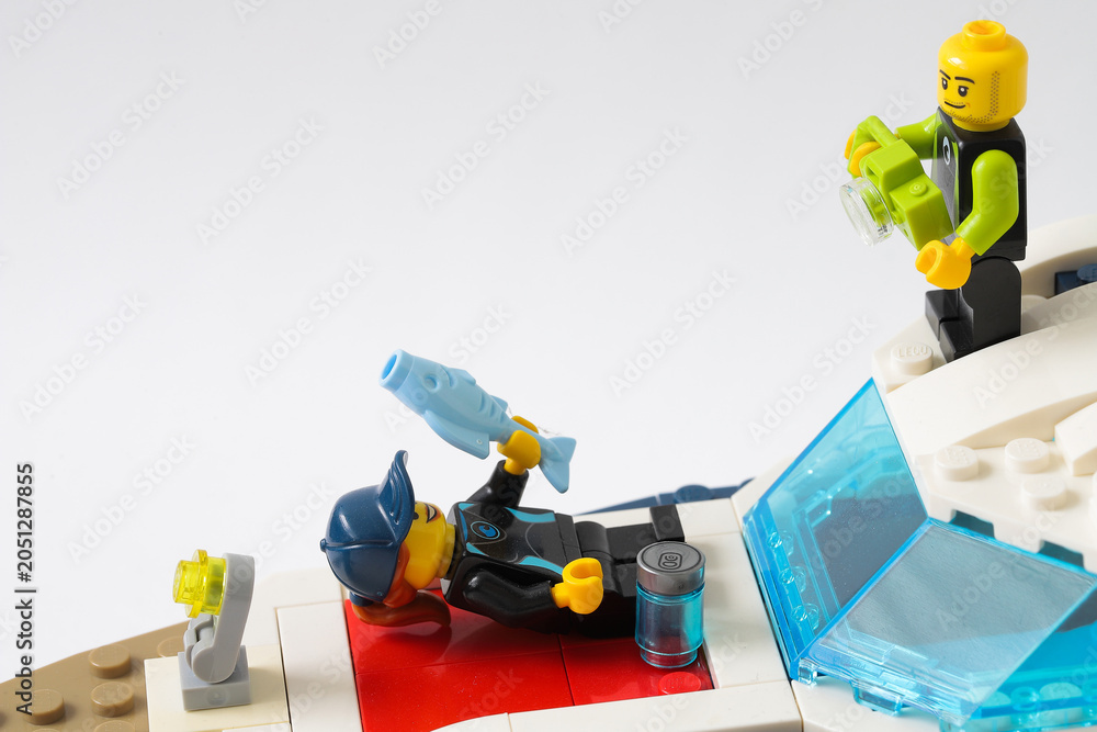 Naklejka premium Lego minifigures taking photos with fish