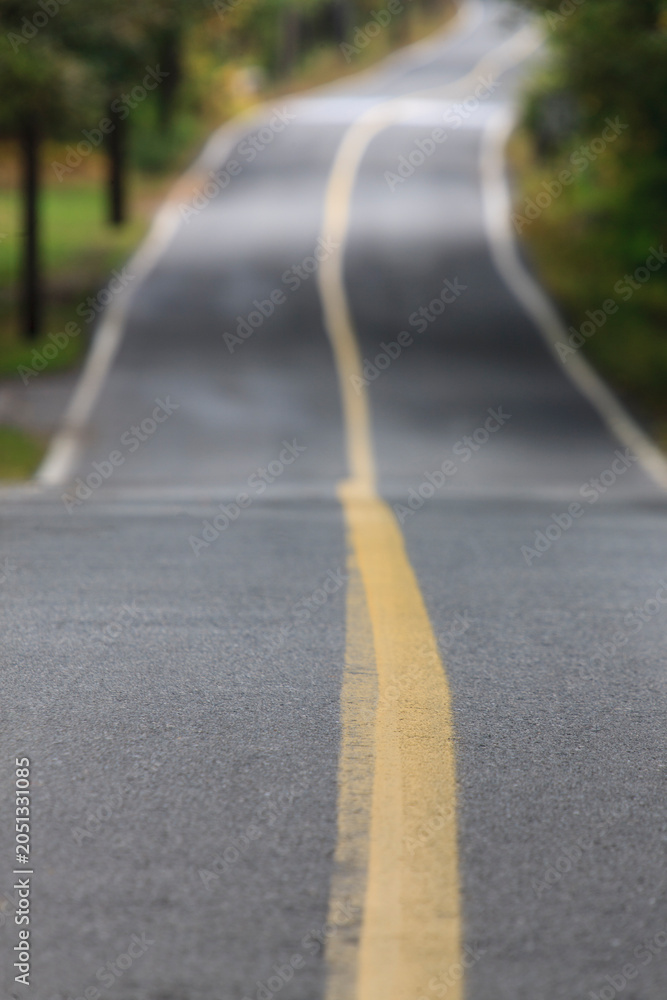 Obraz premium Vanishing roadway with yellow line in Dover