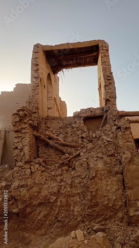 Tableau sur toile Ruined clay building frame in Erfoud Sahara desert Morocco