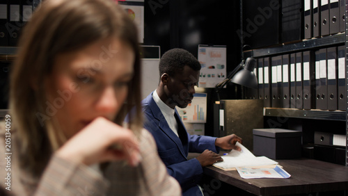 Quadro su tela African American detective requests forensic report and suspect information from female private investigator