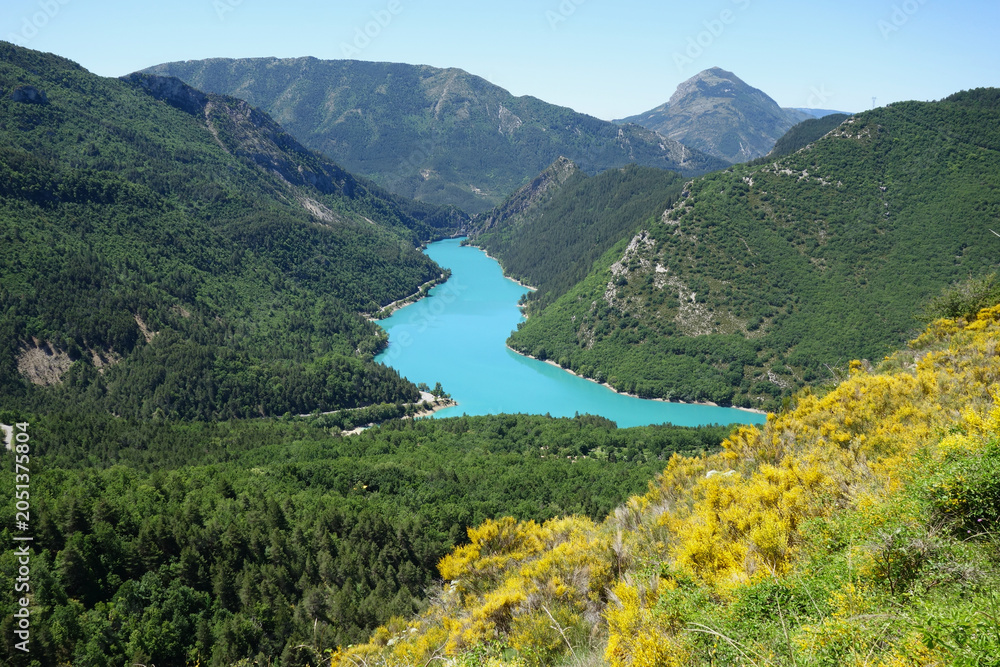 Fototapeta premium Lac et barrage de Chaudanne. Retenue d'eau sur le Verdon. Castellane - Alpes-de-Haute-Provence. 