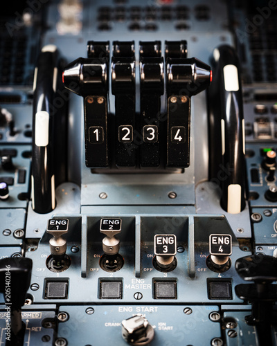 Cuadro en lienzo Four engine thrust levers on a widebody airliner flight deck