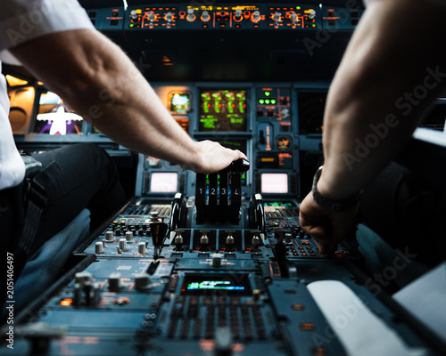 Foto Hand on the four thrust levers of a widebody airliner flight deck