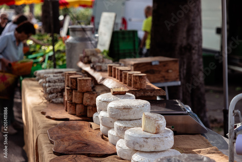Bild auf Leinwand Artisan cheese and food products selling at outdoor market in Provence, France