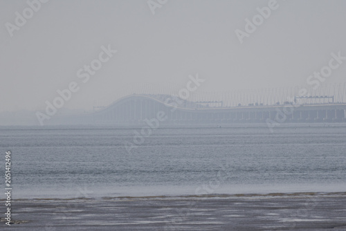 Foto Vasco da gama bridge over tagus river on a foggy morning