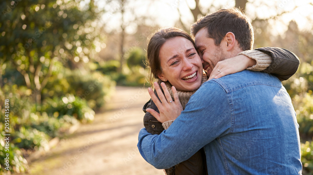 Obraz premium Loving Couple Embracing in Park