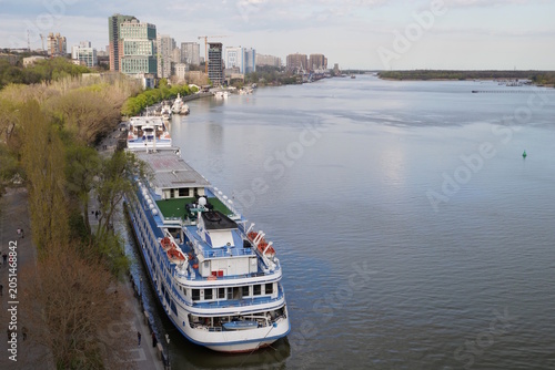 Fotografie View of the cruise ship and the city of Rostov-on-don.