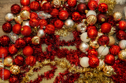Cuadro en lienzo Christmas ornament display with metallic baubles and garlands