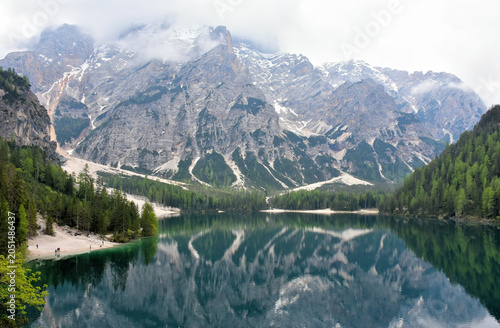 Foto The Pragser Wildsee, or Lake Prags, Lake Braies (Lago di Braies) - beautiful natural lake in the Prags Dolomites in South Tyrol, Italy