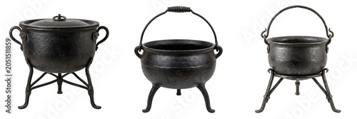 Foto Cast Iron Cauldrons: Three Vintage-Style Metal Cooking Pots with Stands and Handles for Historical Reenactment, Witchcraft Decor, and Rustic Kitchen Displays