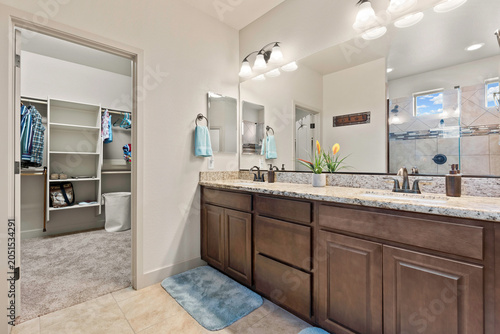 Fotografía Double sink bathroom vanity with walk-in closet