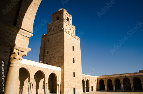 Fotografie The ancient minaret and courtyard of the Great Mosque of Kairouan under a clear