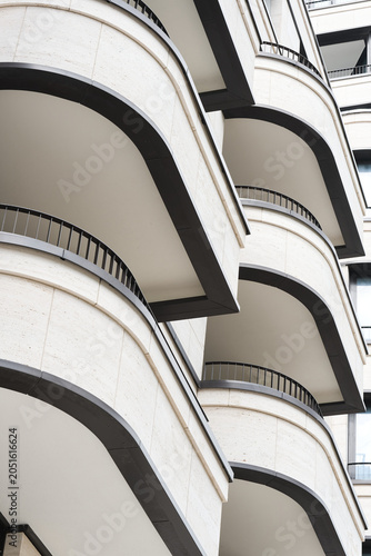 Balkone an der Fassade eines neuen Wohngebäudes in der Innenstadt von Berlin