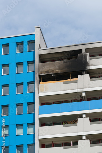 beschädigte Fassade eines Hauses in der Innenstadt von Berlin nach einem Feuer 