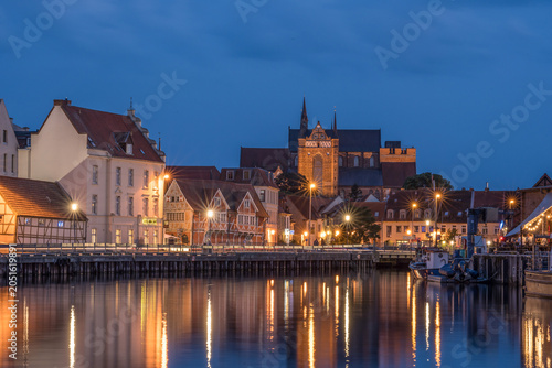 Photos Alter Hafen und die Altstadt von Wismar zur Blauen Stunde am Abend