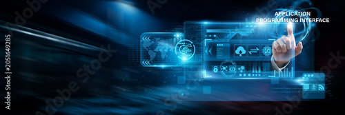 Foto Businessman uses virtual smart dashboards analyzing API integration data and software connectivity, application communication, interoperability, digital solutions