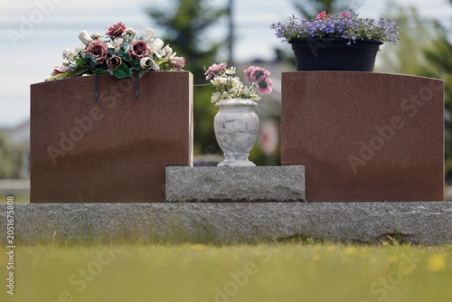 cimetière catholique avec des fleurs	
