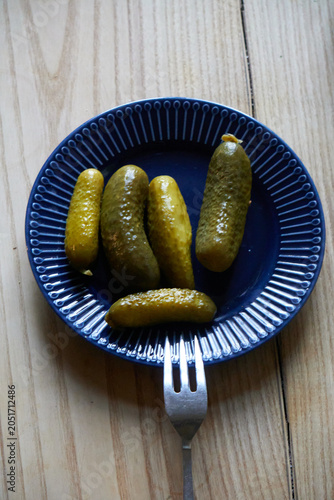 kiszone ogórki na talerzu