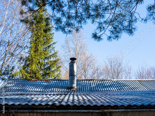 Foto roof of house surrounded by coniferous trees