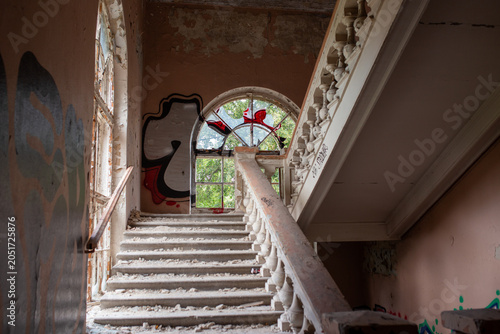 Tableau sur toile The atmosphere of an abandoned manor after military operations or evacuation: broken glass in window frames, dust and debris after a long absence of cleaning