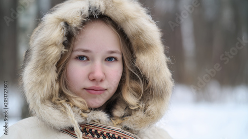RAGAZZA ESCHIMESE CON VESTITI TIPICI NORDICI