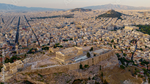 Foto Athens cityscape sprawls around the historic acropolis hill, featuring the parth