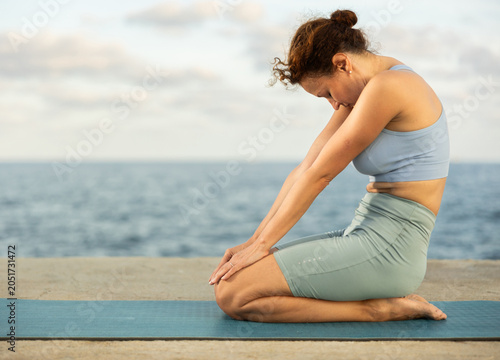 Εκτύπωση καμβά Example of performing hatha yoga asana