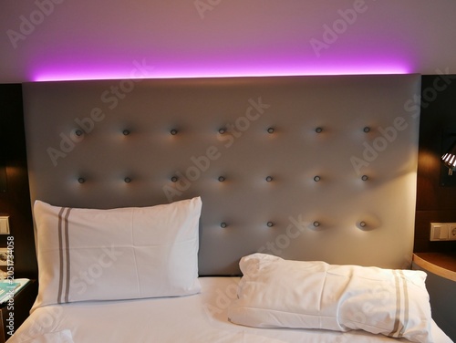 Hotelzimmer mit rosa Licht hinterm Bett