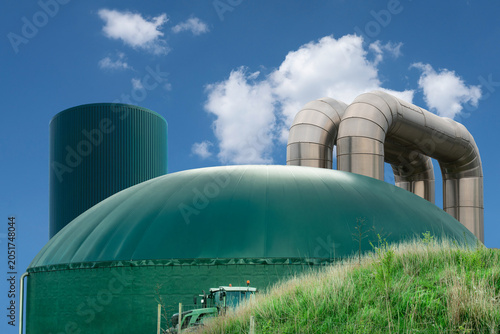 Fotografía Biogasanlage mit Wärmeversorgung und Wärmespeicher