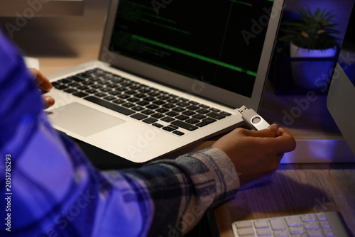 Female hands plugging USB f...