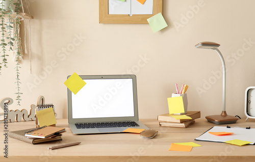 Blank laptop with sticky no...