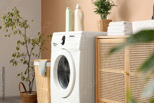 Washing machine with laundr...