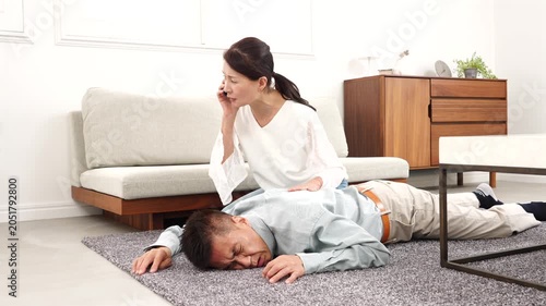 急病で倒れるシニア男性　リビング