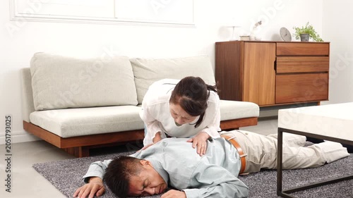 急病で倒れるシニア男性　リビング