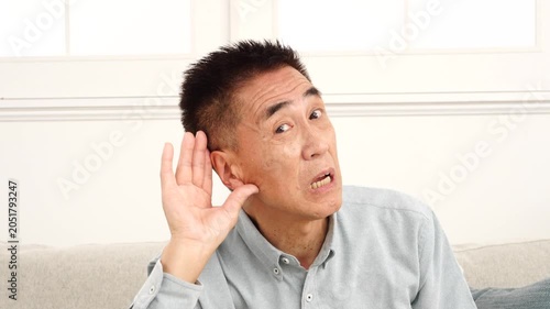 耳が遠いシニア男性　リビング