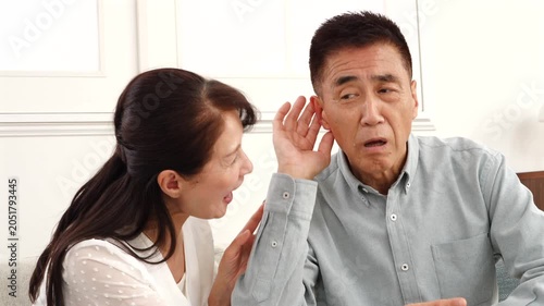 耳が遠いシニア男性　リビング..
