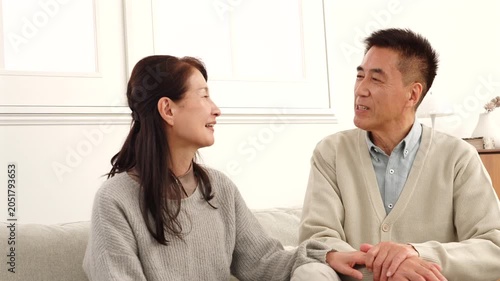 会話するシニアの夫婦　リビング