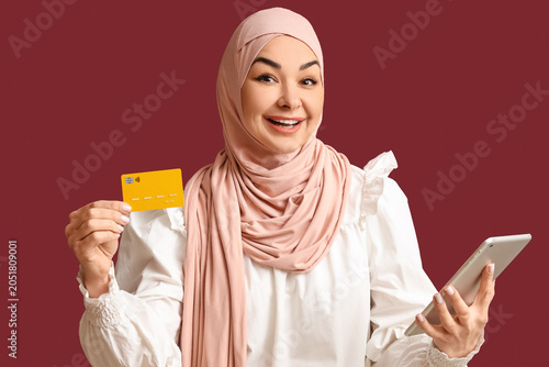 Muslim woman with credit ca...