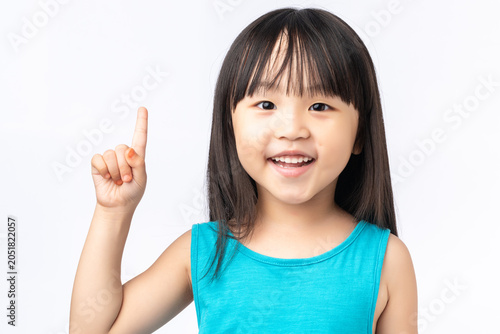 Foto Happy Asian girl pointing finger up having a great idea, eureka moment or discovery concept
