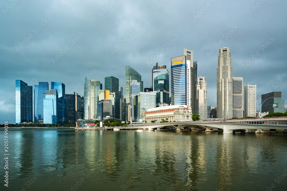 Obraz premium Singapore Central Business District seen from Marina bay on a cloudy day.