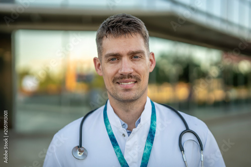 Fotografi Male doctor smiling, showing healthcare professionalism and expertise